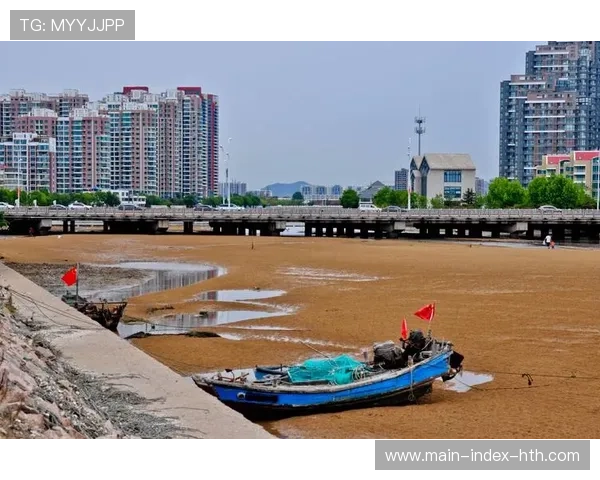 西海岸新区冬泳协会获接力赛冠军，三队登上领奖台